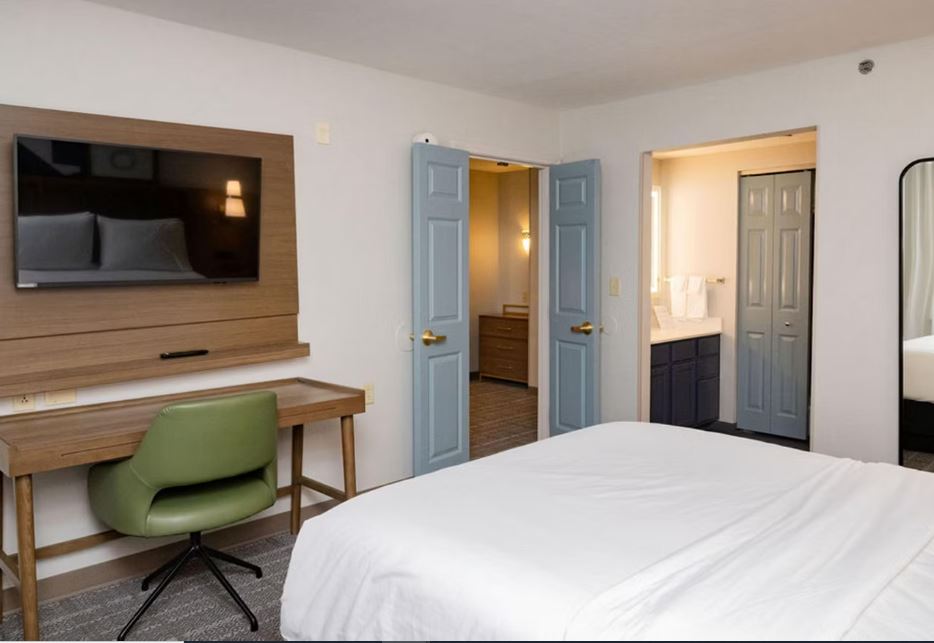 غرفة بسريرين مزدوجين وسرير كينج بغرفتي نوم بمطبخ، Staybridge Suites Jackson 2/4