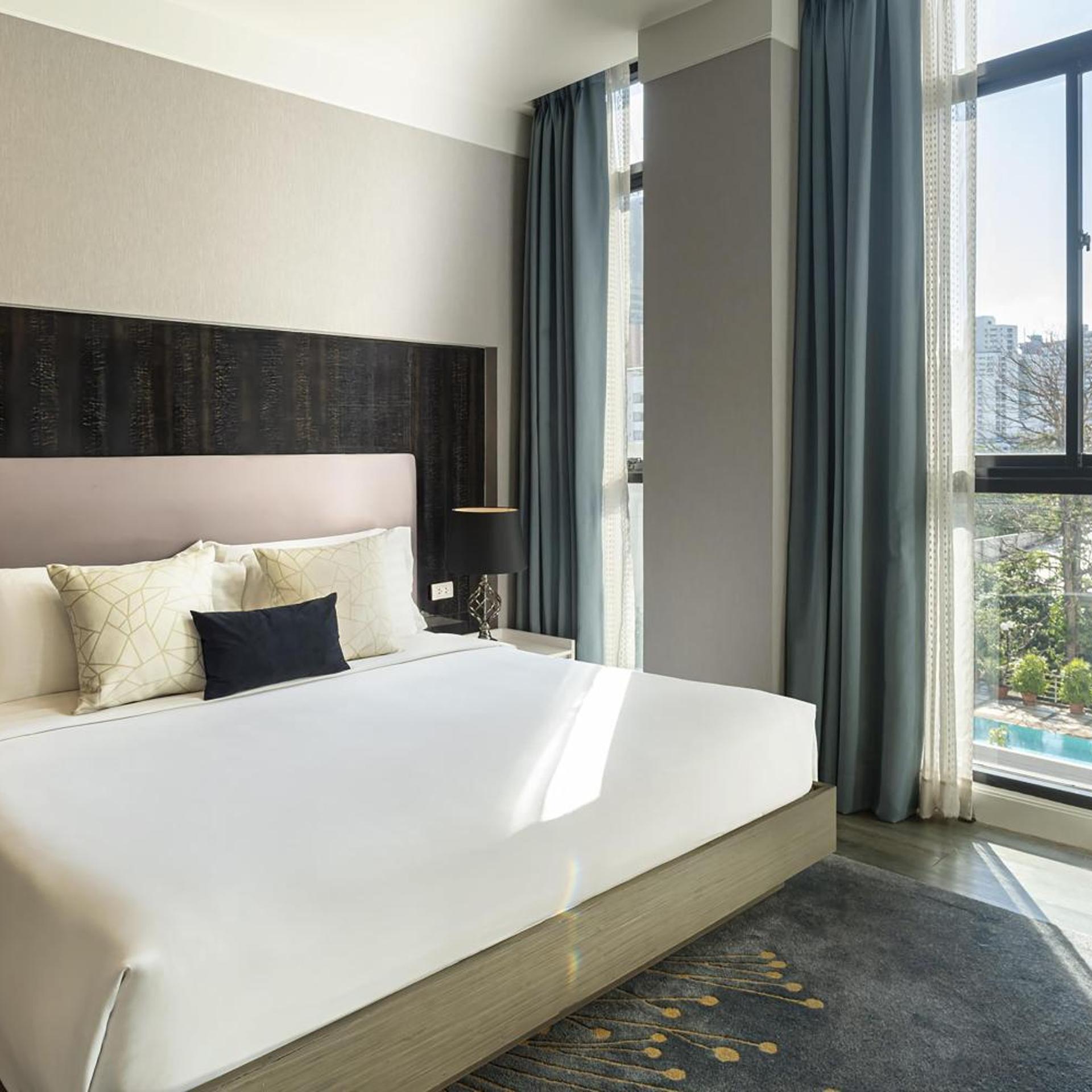 PREMIER, STUDIO, KING BED