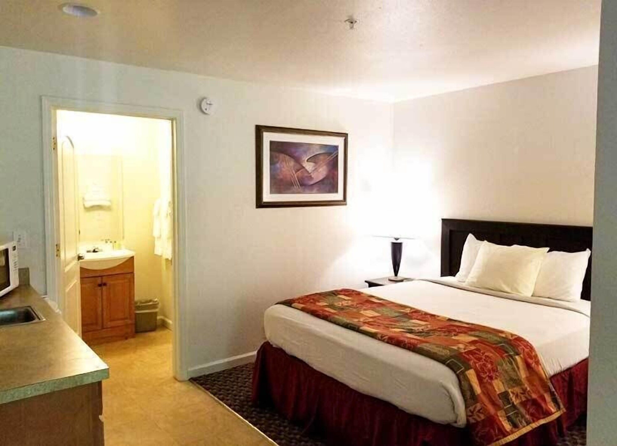 Studio, Queen Bed, Pool Side