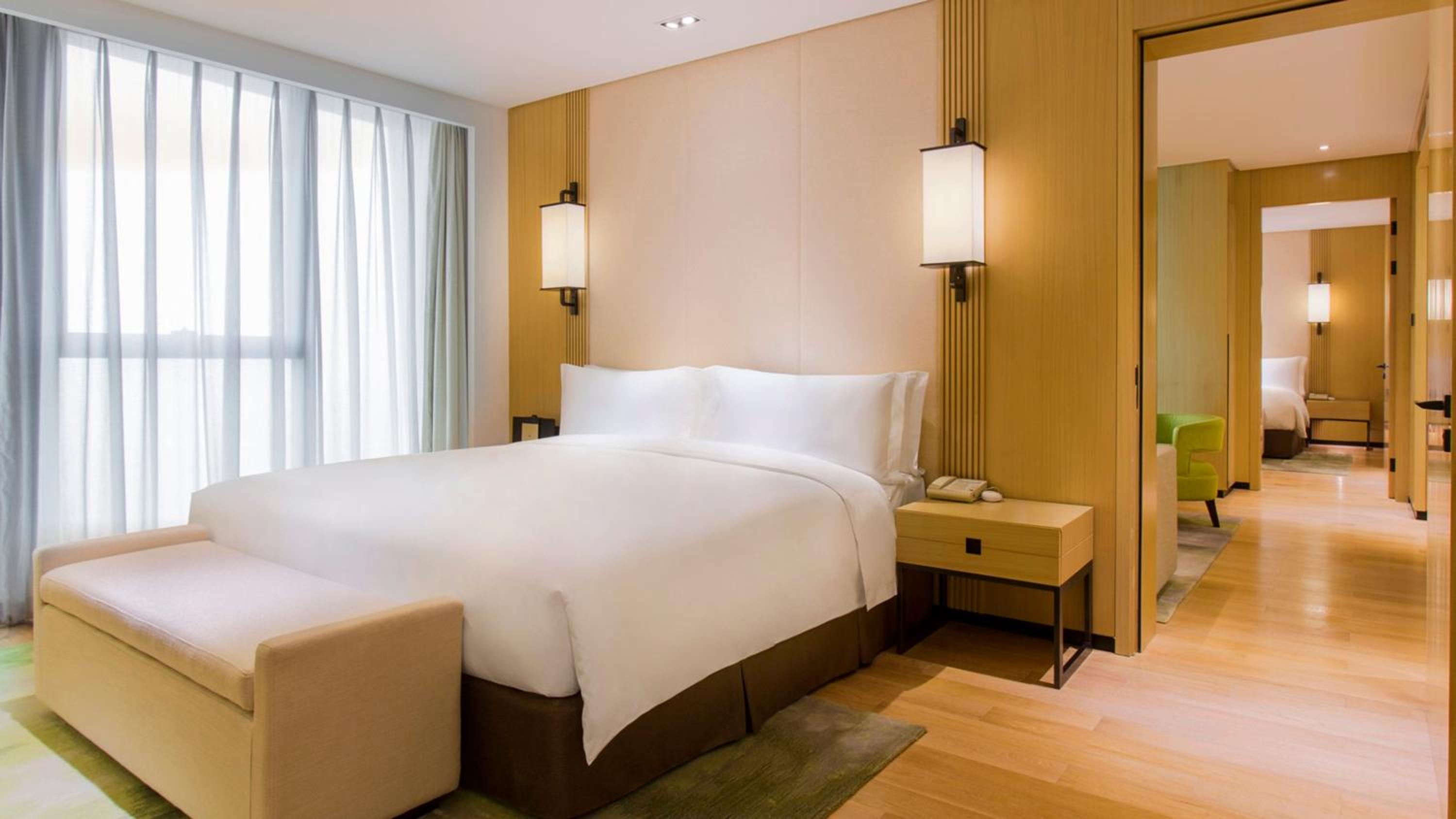 2 Bedrooms, Suite, King Bed