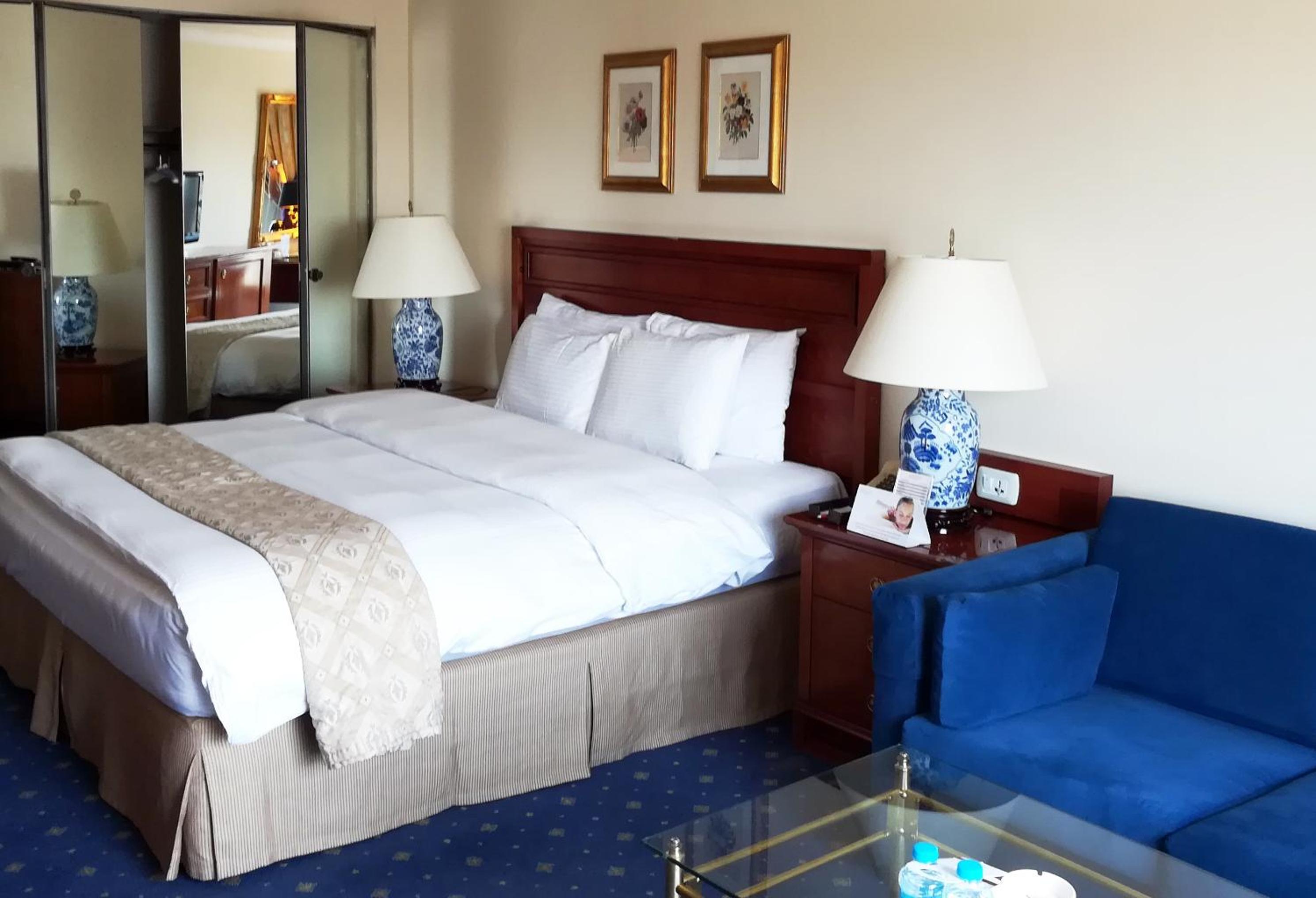 Club, Double or Twin Bed
