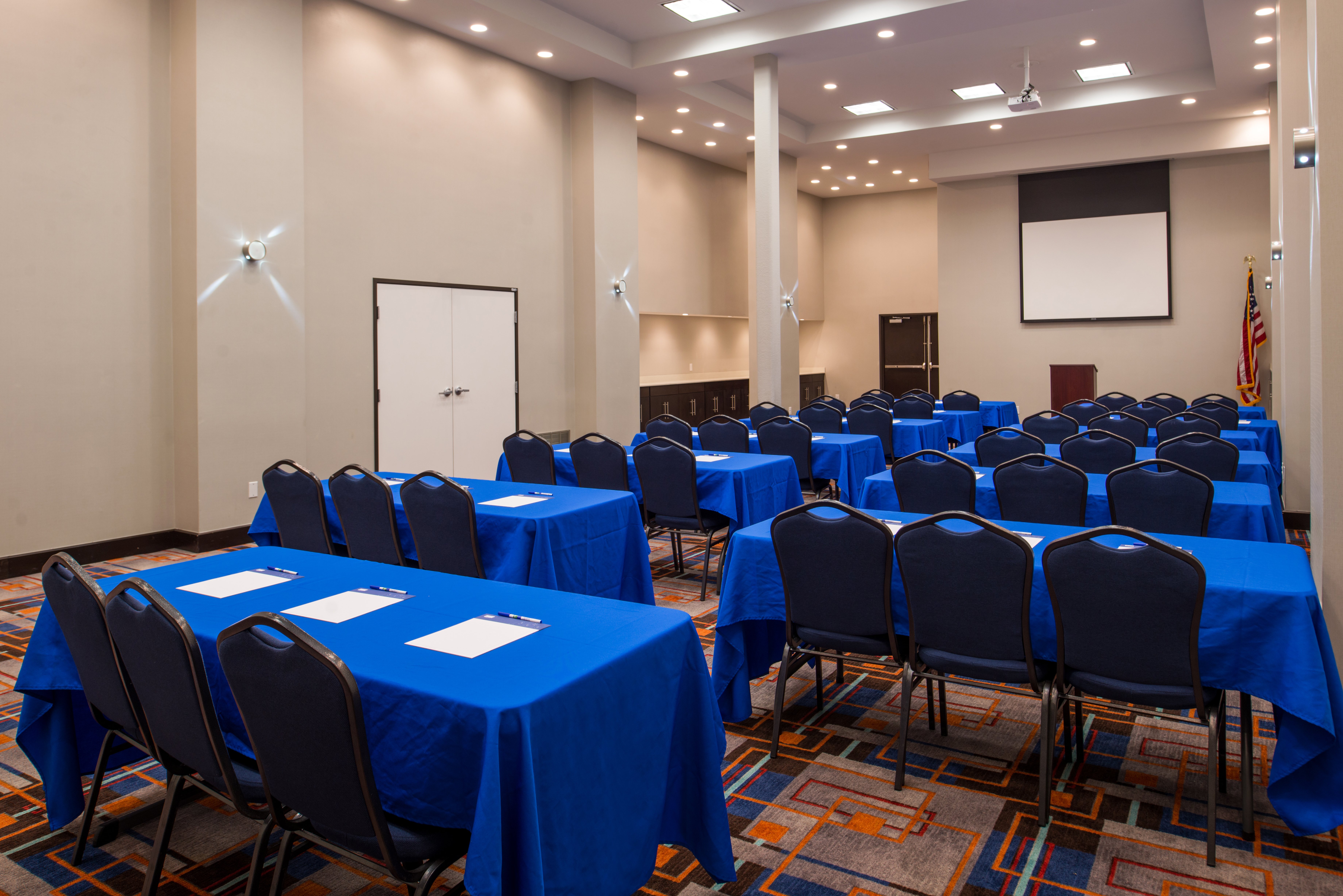 Holiday Inn Express & Suites San Antonio Medical-Six Flags 60/74