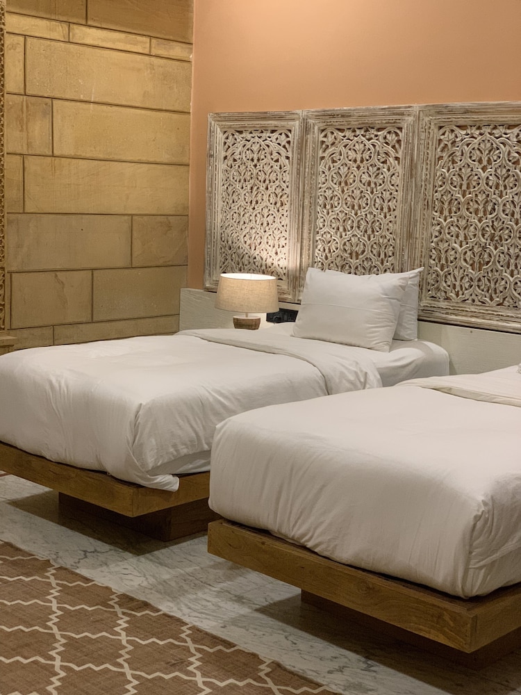 DELUXE, DOUBLE OR TWIN BED