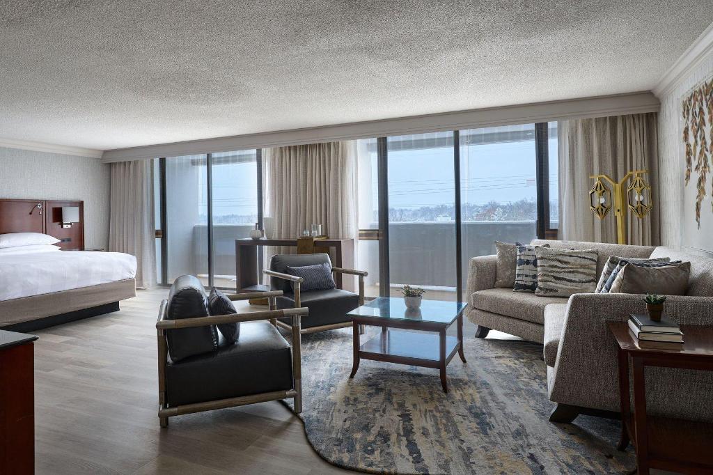 Hospitality, Suite, King Bed, Balcony, High Floor