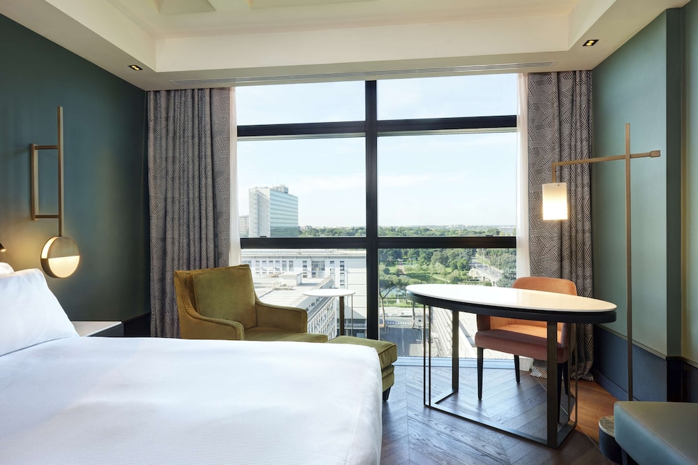 DELUXE, KING BED, HIGH FLOOR
