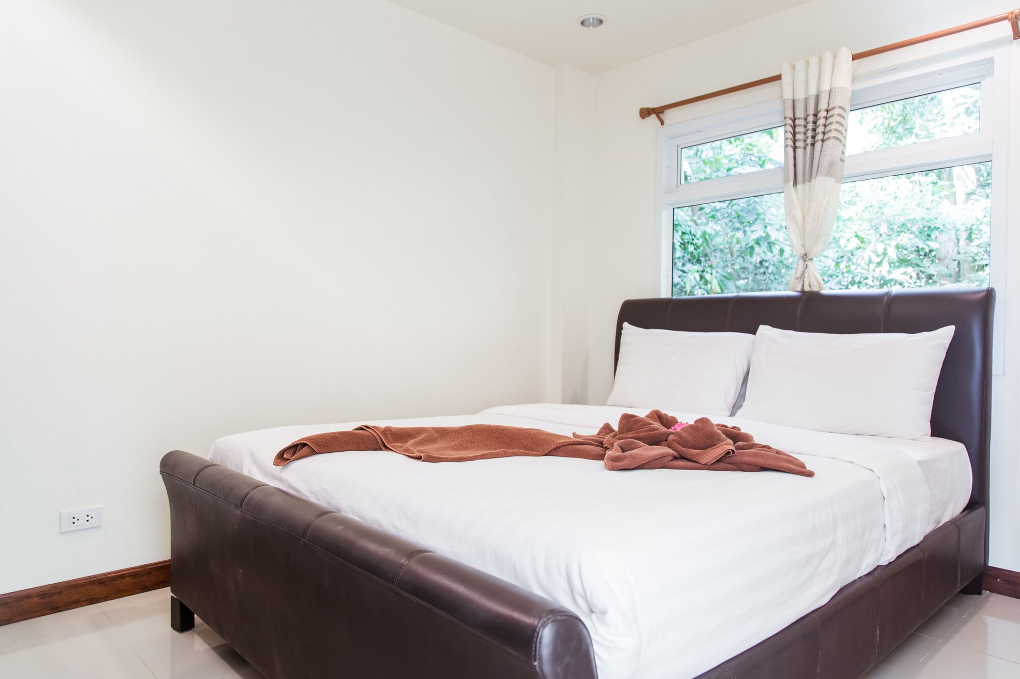 1 BEDROOM, SUITE