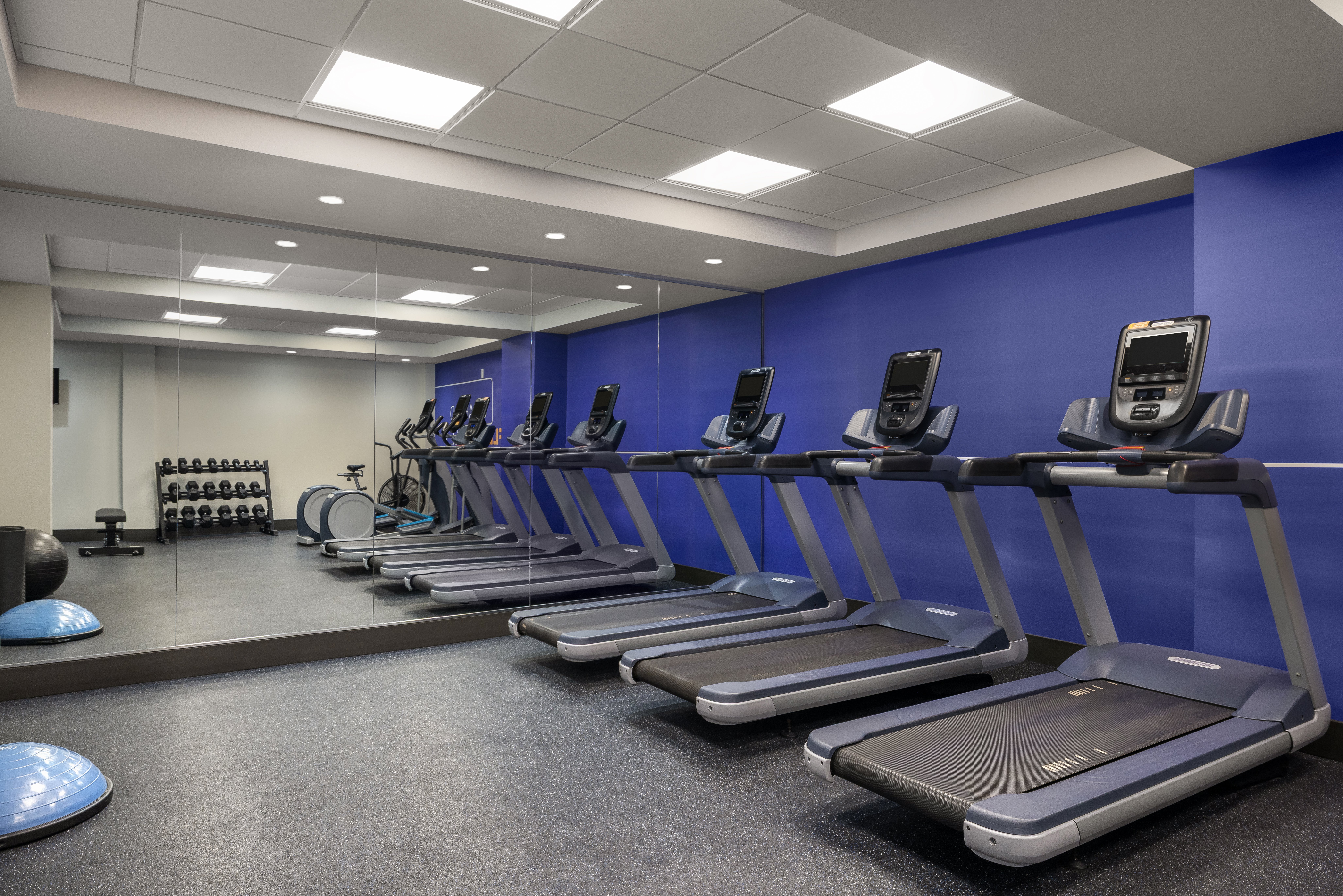 Holiday Inn Express & Suites Phoenix - Midtown 25/54