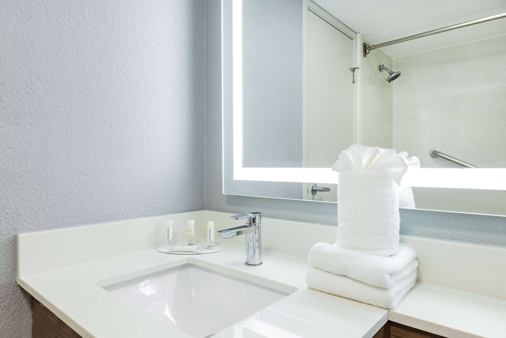 Hawthorn Suites by Wyndham Wichita Airport 43/44