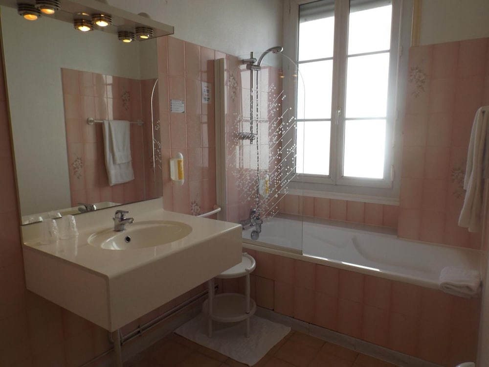 P'TIT DEJ-HOTEL COGNAC LA RESIDENCE 44/47