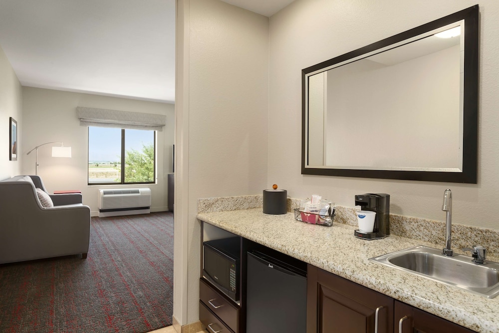 Hampton Inn And Suites Phoenix Glendale Westgate Az 30/65