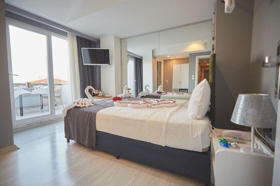 1 Bedroom, Lanai, Standard, King Bed, Partial Sea View, Balcony