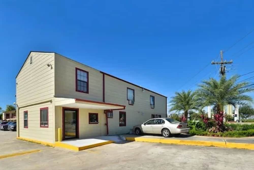 LaPlace Motel 27/30