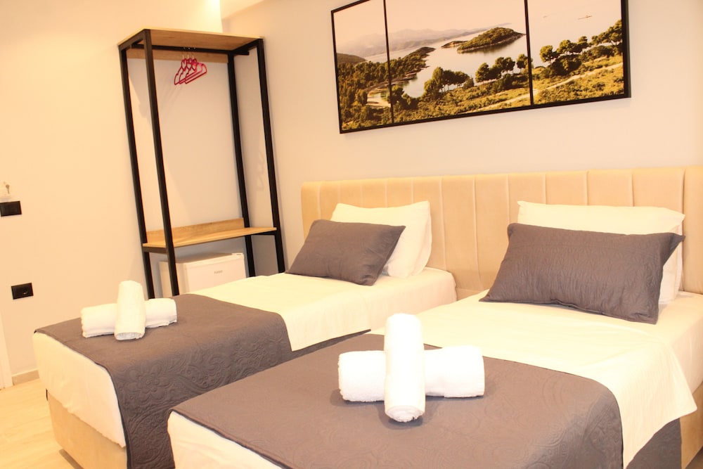 Standard, Queen Bed