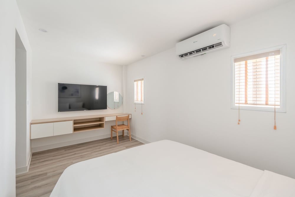 PREMIER, STUDIO, SUITE, QUEEN BED, CITY VIEW, BATHTUB