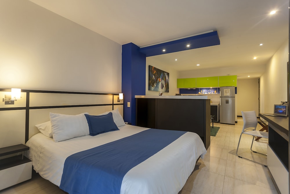 SUPERIOR, QUEEN BED, SOFA