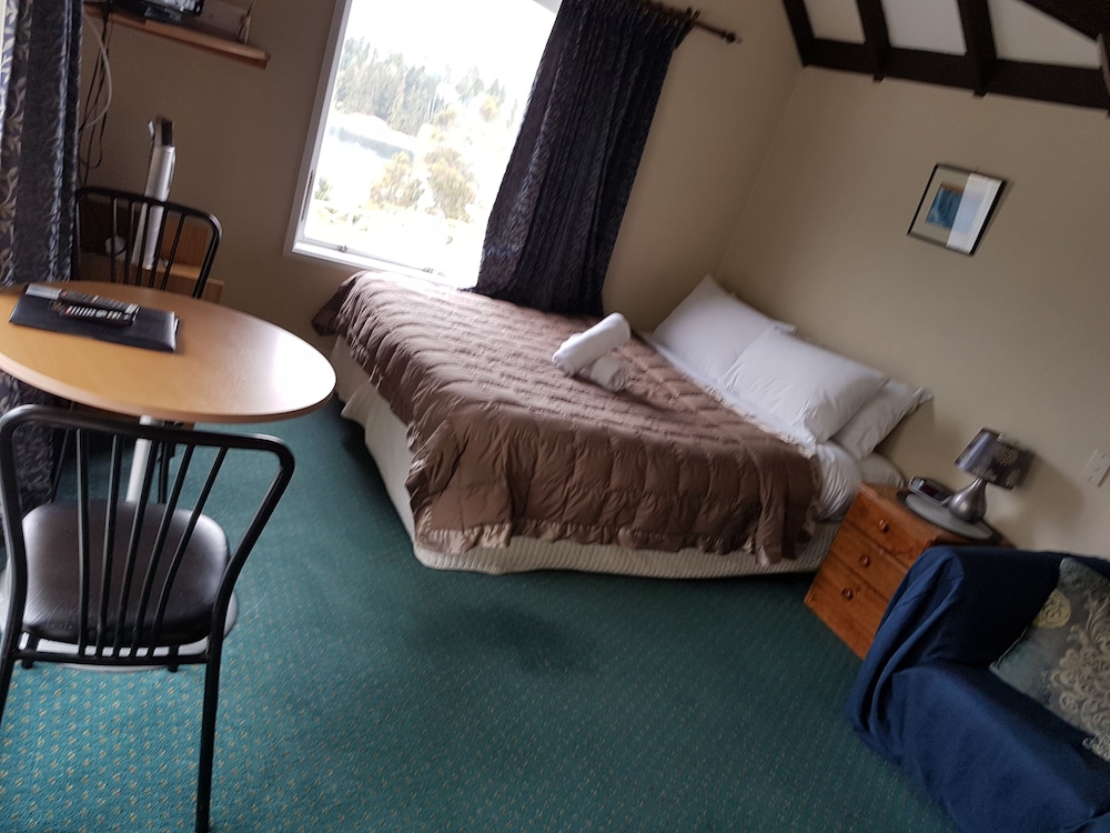 Colonial Village Motel 15/62