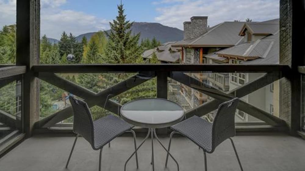 Blackcomb Springs Suites by CLIQUE 52/70