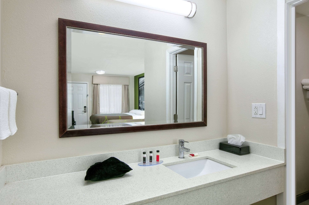 Super 8 by Wyndham Palestine TX 22/33