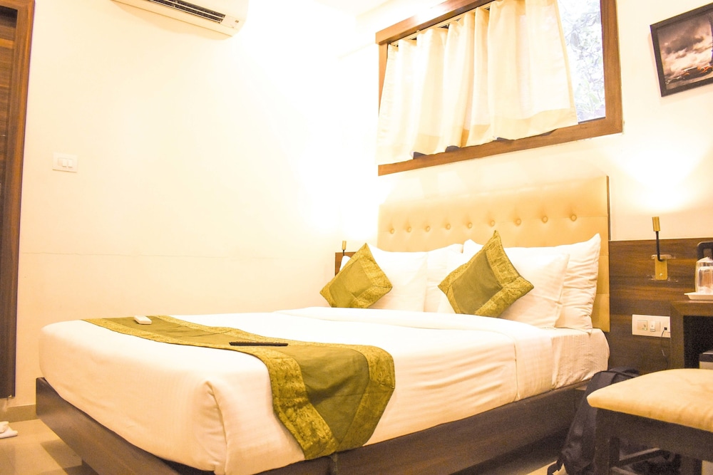 Hotel Mumbai International 8/22