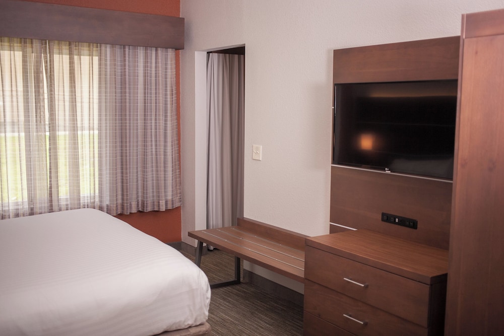 Holiday Inn Express and Suites Logan an IHG Hotel 23/71