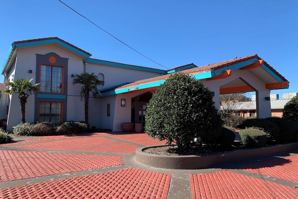 Howard Johnson by Wyndham Columbus Fort Benning 5/26