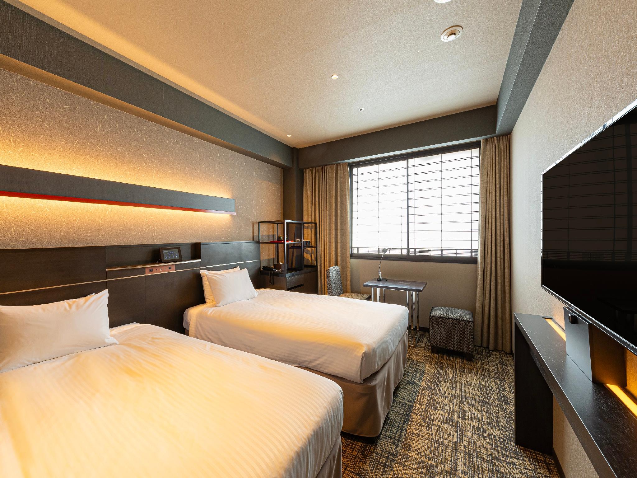 ROOM, TWIN BEDS