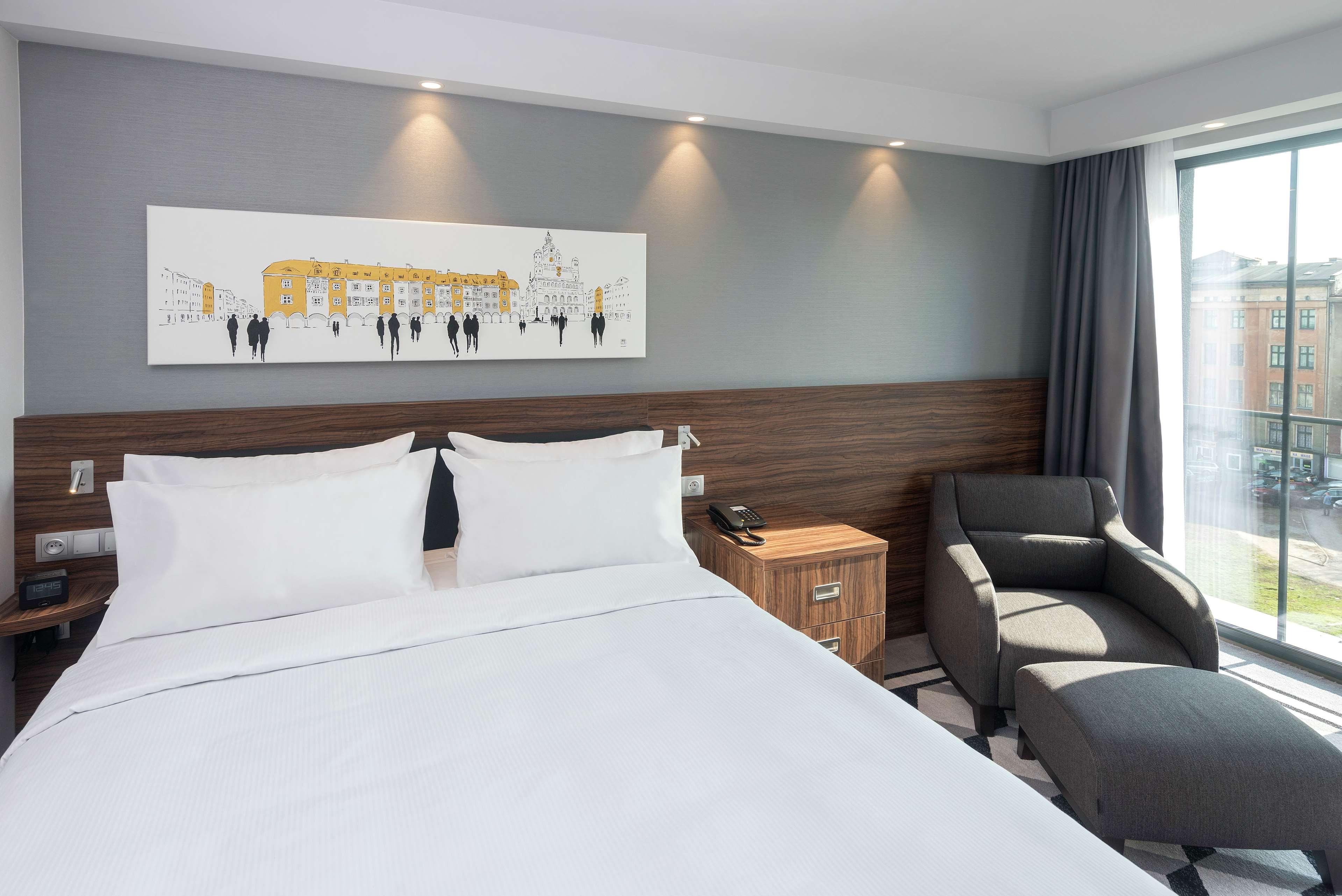 ROOM, QUEEN BED, CITY VIEW