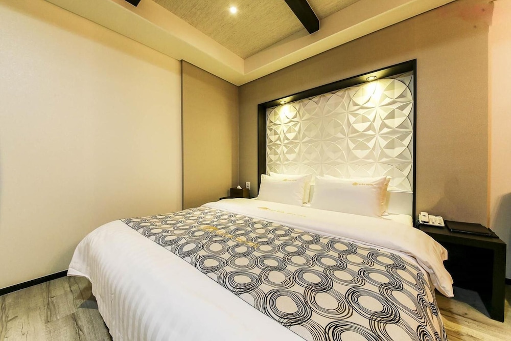 Elga Hotel 20/67