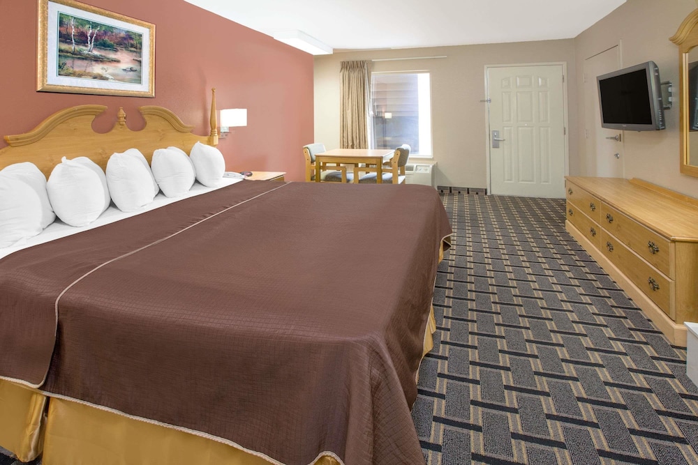 Days Inn and Suites By Wyndham Pine Bluff 6/27
