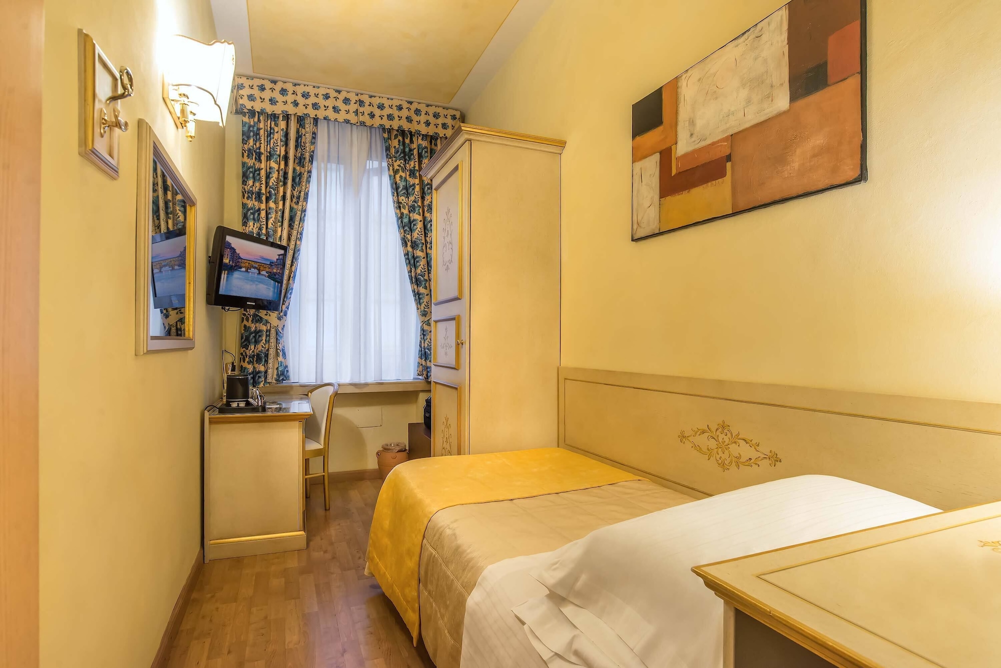 ROOM, SINGLE