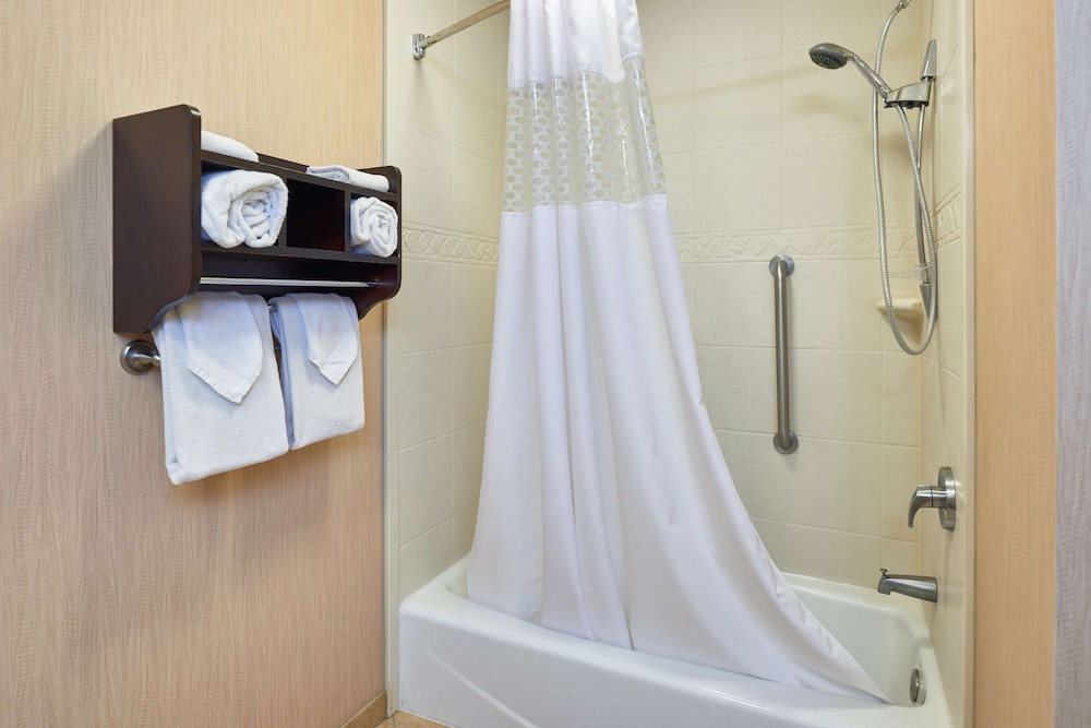 Hampton Inn Suites Waco South 17/39