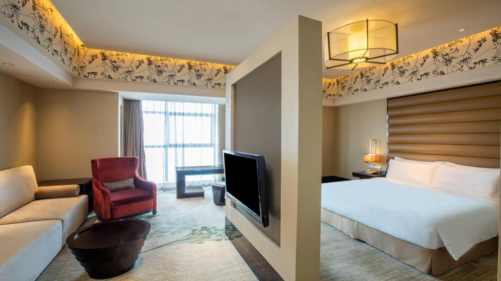 1 Bedroom, Suite, King Bed, Mountain View, Club Floor