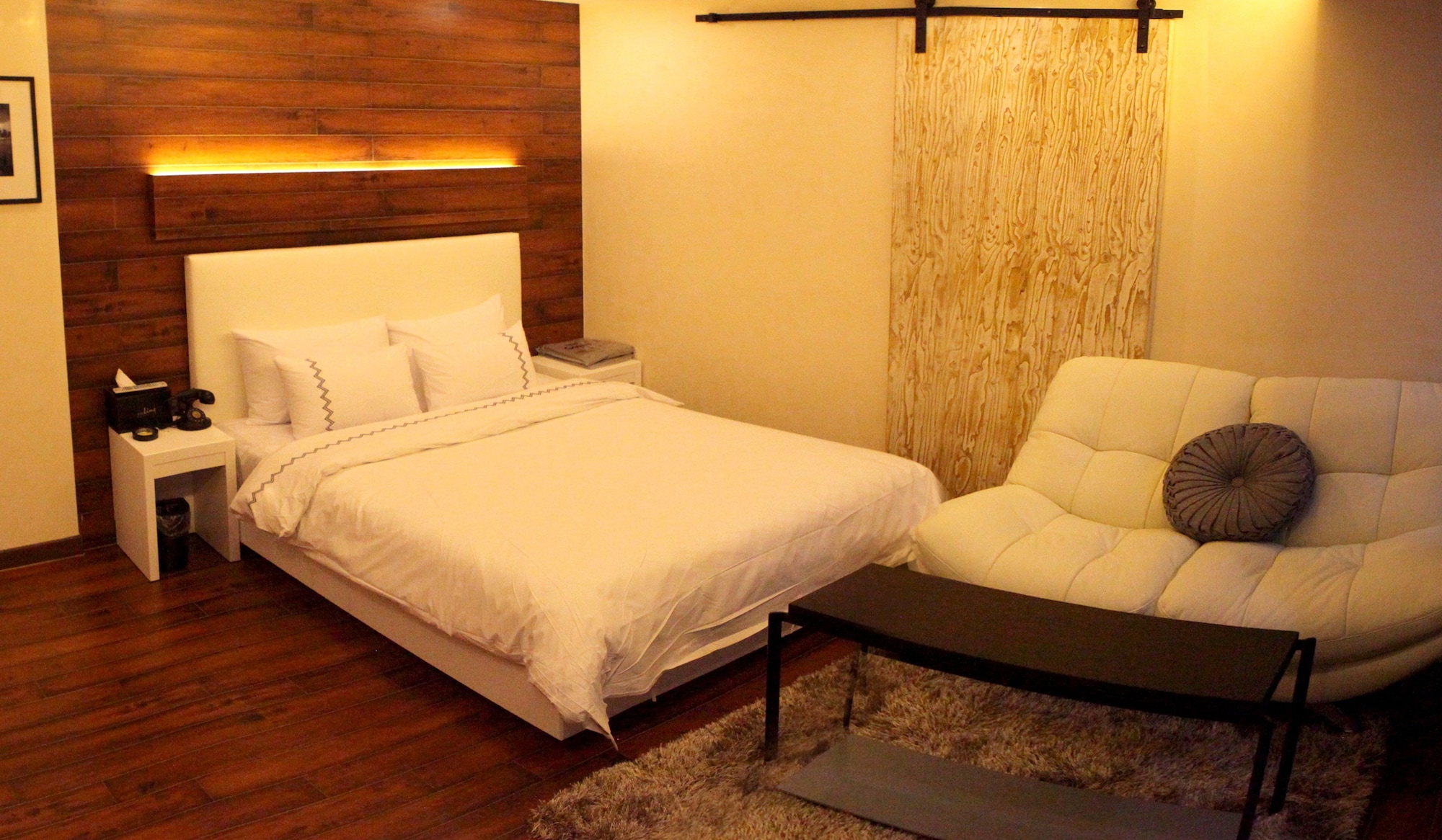 MODERN, SUITE