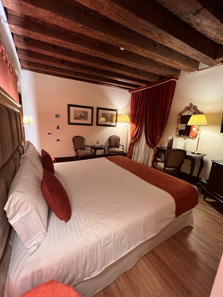 DELUXE, DOUBLE BED