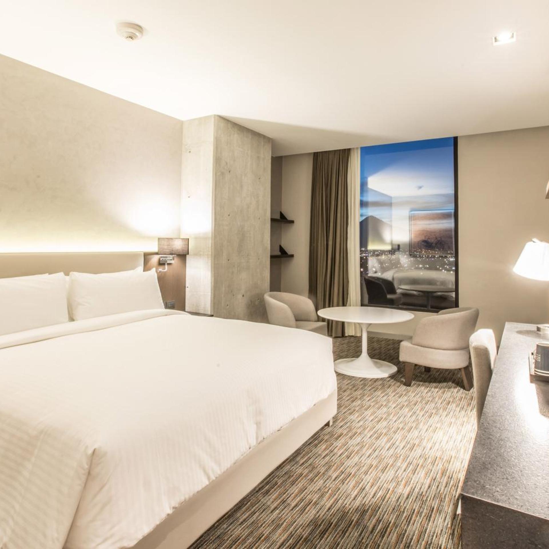 Grand, Guest Room, Traditional, King Bed, City View
