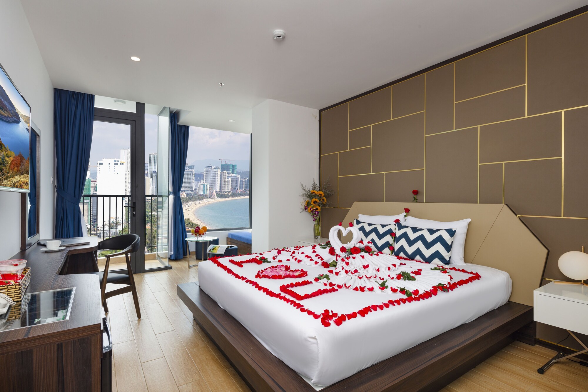 SENIOR, SEA VIEW, BALCONY