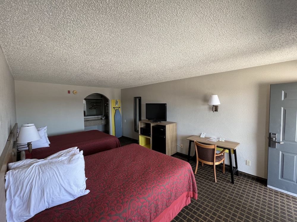 Standard, 2 Queen Beds, Smoking, Days Inn By Wyndham San Antonio Interstate Hwy 35 North 3/10
