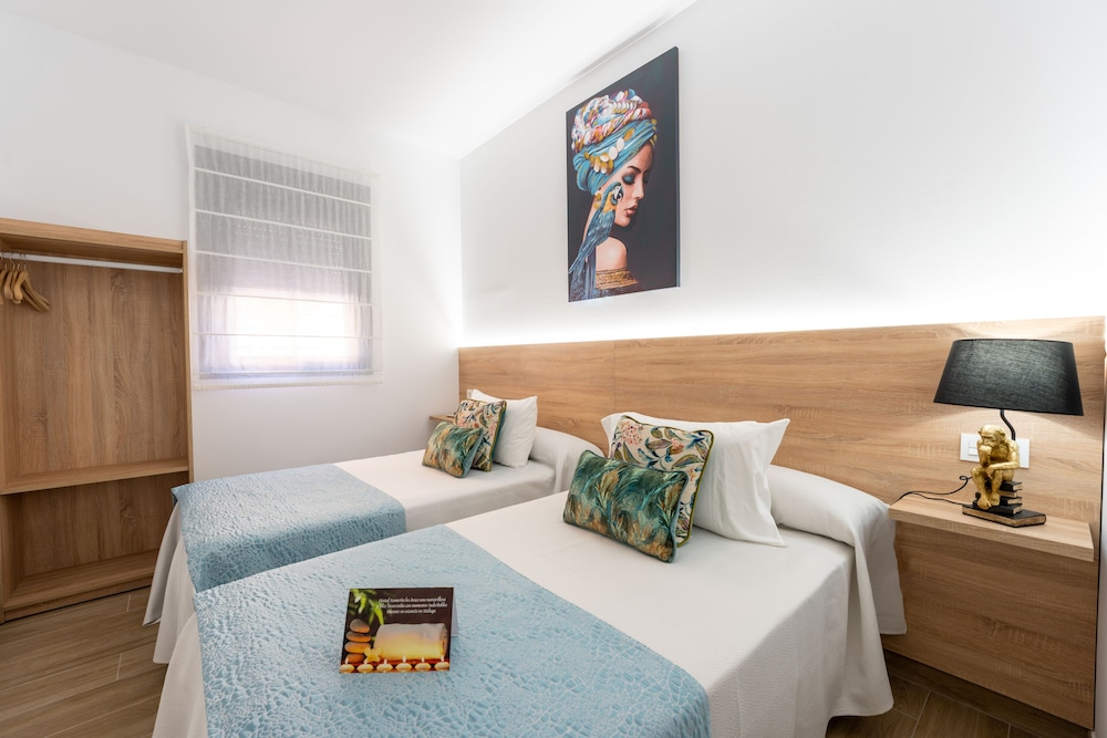 DELUXE, TWIN BEDS