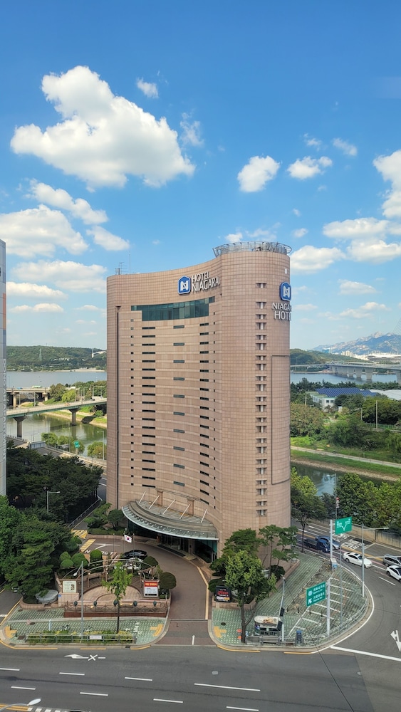 Niagara Hotel 5/48