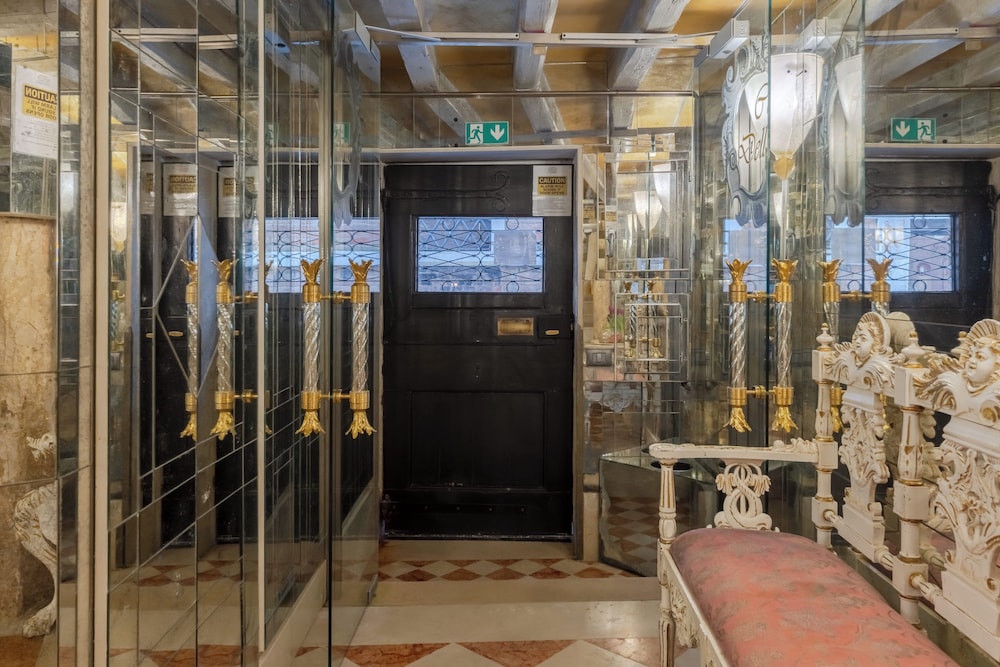 Ca Dell Arte Hotel 65/71