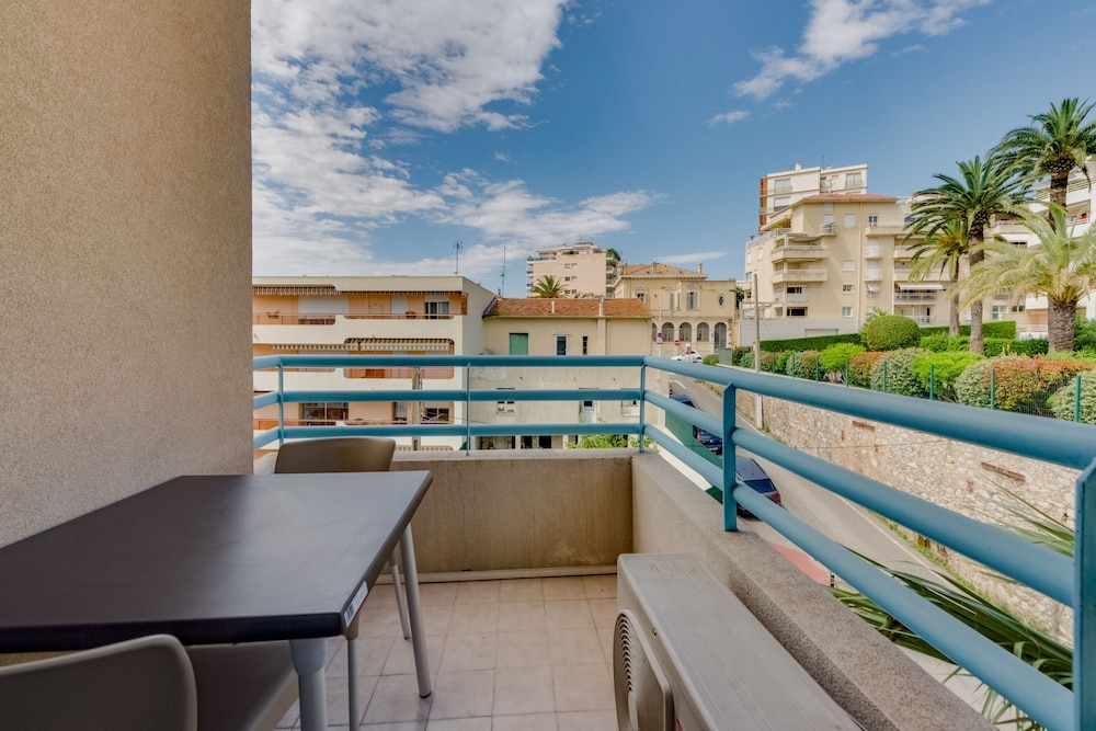 RESIDHOTEL LES CORALYNES in CANNES