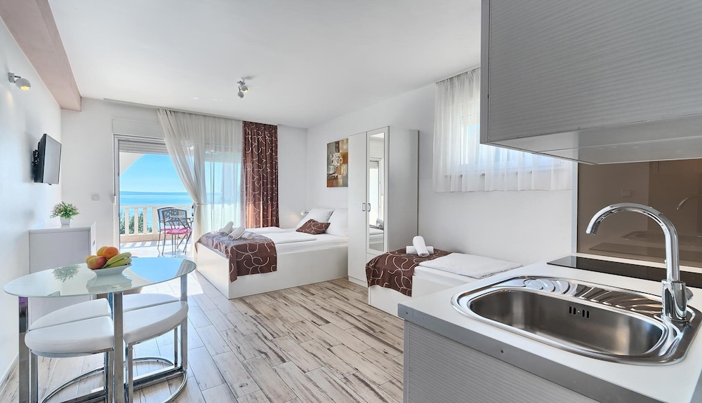 Stipe Aparthotel 28/81