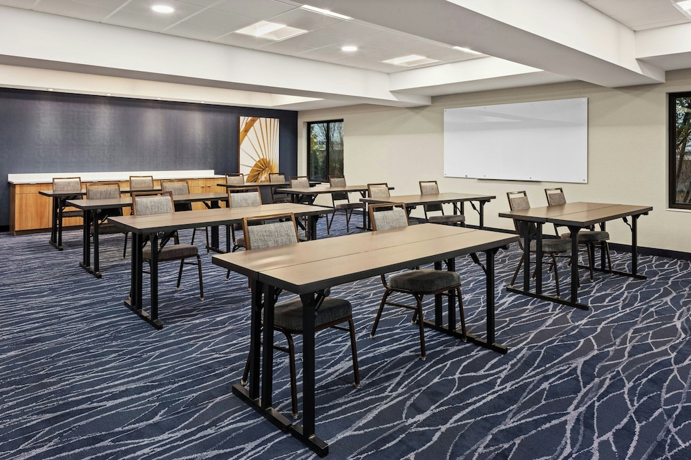 Fairfield Inn & Suites by Marriott Cedar Rapids North 42/52