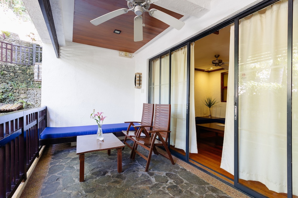 The Strand Boutique Resort 24/75