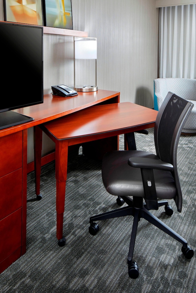 Courtyard By Marriott San Antonio Six Flags At The Rim 34/36