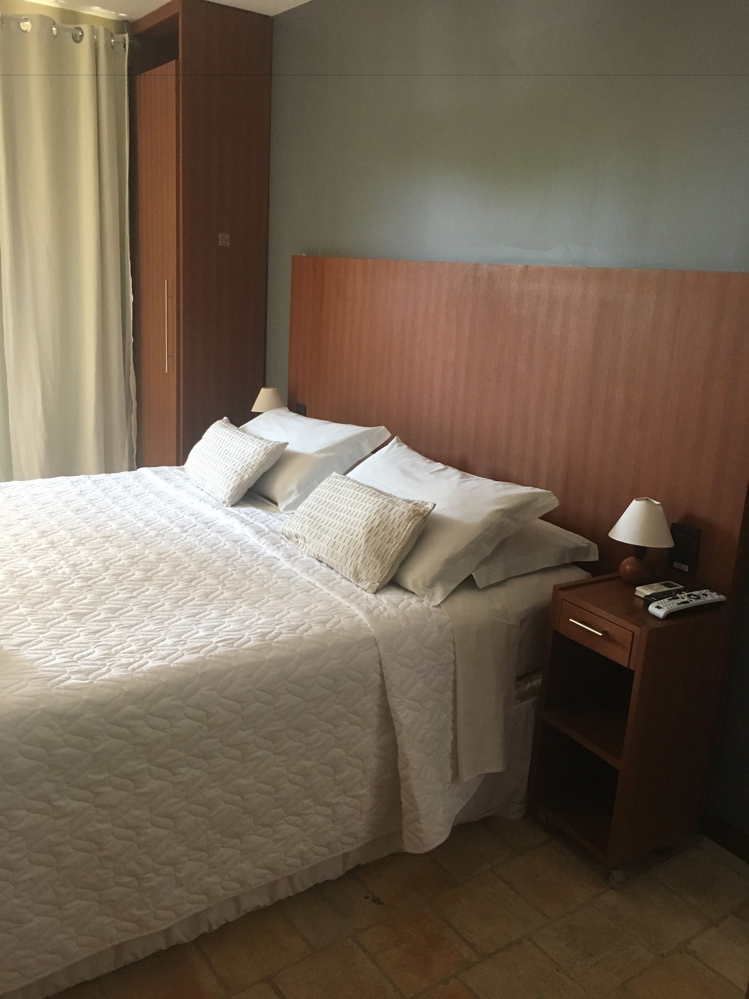 ROOM, SIDE VIEW