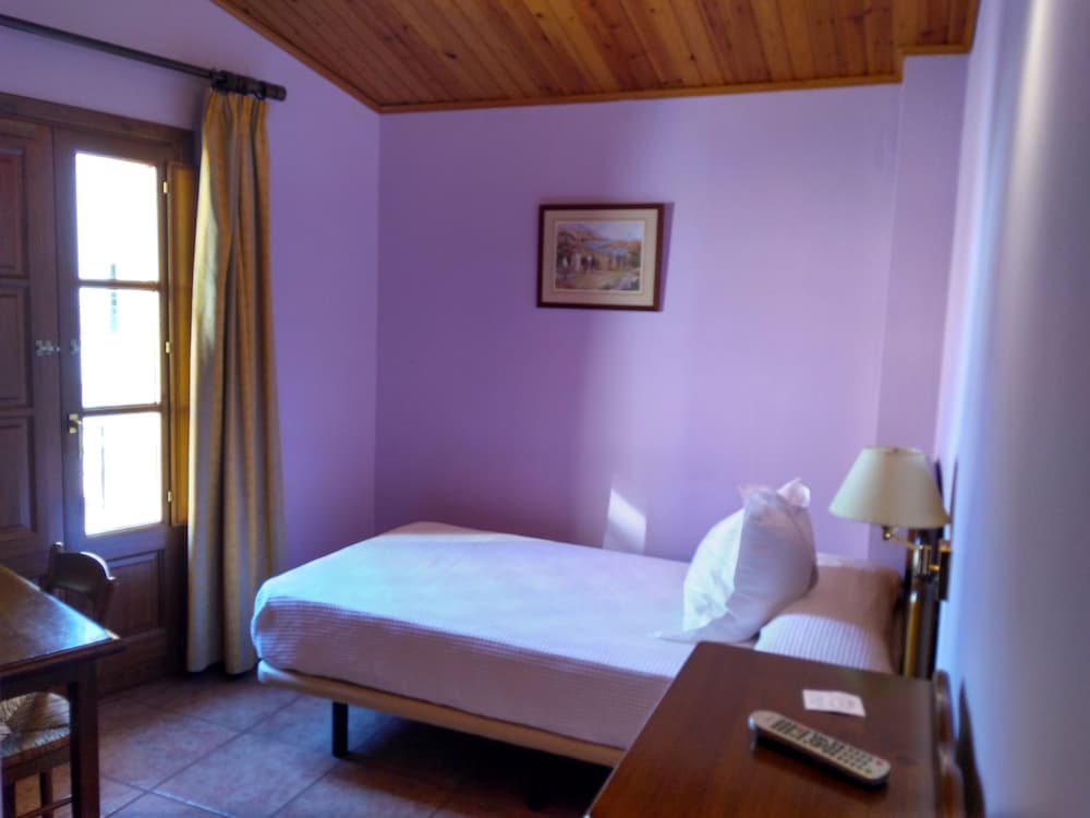 1 BEDROOM, BASIC, SINGLE, DOUBLE BED