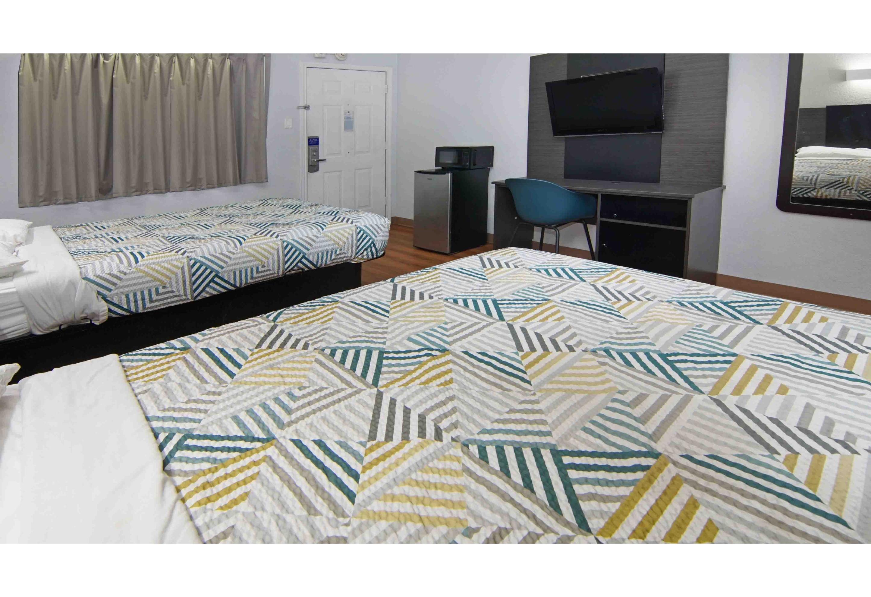 2 Queen Beds - Mob Acc RI Shwr Nsmk Micfridg, Motel6 Red Oak, TX - Dallas 5/6