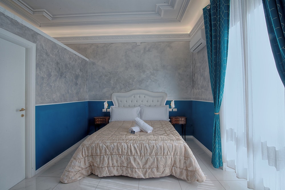 COMFORT, QUEEN BED