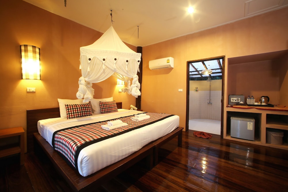THAPWARIN RESORT(KOH NGAI) 10/50